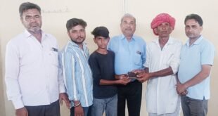 गाडिया लुहार बस्ती के बालक ने पर्स लौटाकर दिया ईमानदारी का परिचय